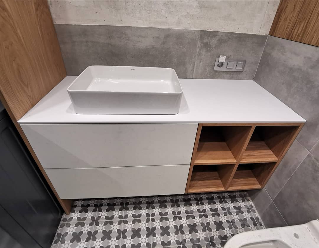 Тумба в ванную со столешницей CORIAN и шпонированными полками